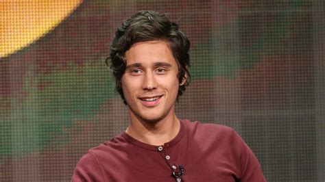 peter gadiot cast.